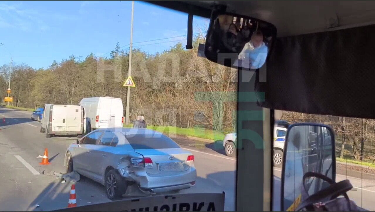 Під Києвом сталась масштабна ДТП, утворився затор. Подробиці та відео