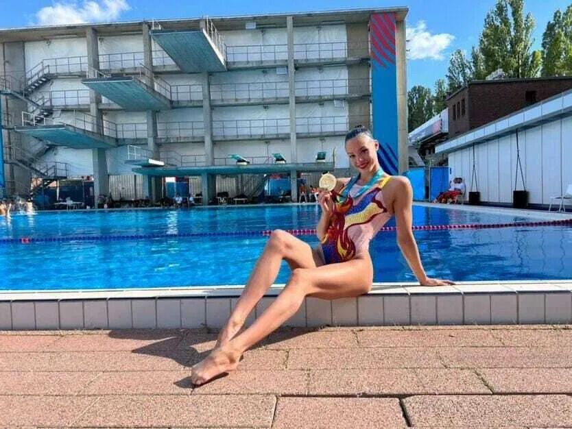 Украинские чемпионки мира отказались становиться рядом с российскими спортсменками и ушли с пьедестала почета на Кубке мира по артистичному плаванию. Видео