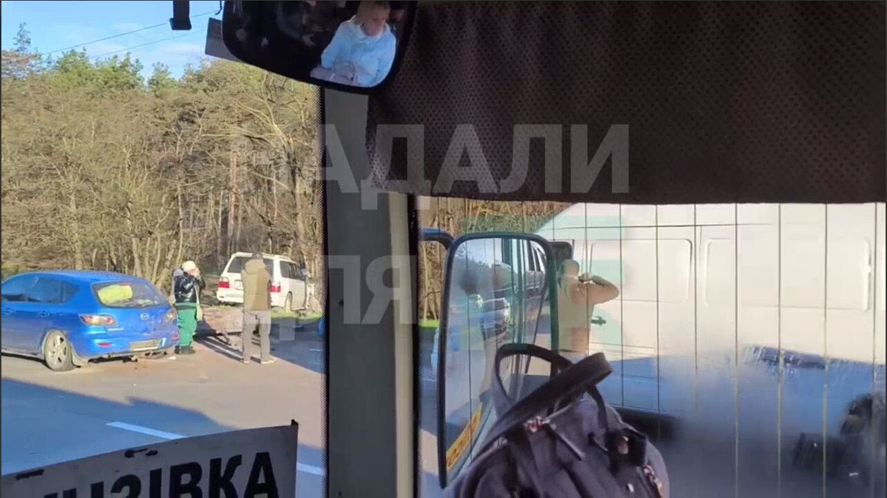Під Києвом сталась масштабна ДТП, утворився затор. Подробиці та відео