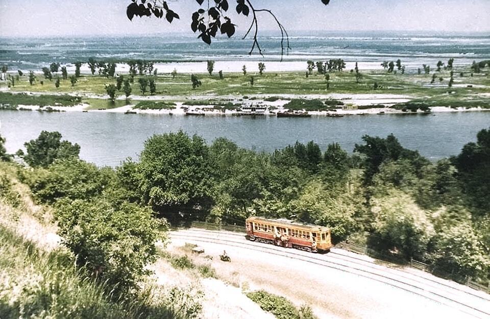 В сети показали, какая панорама открывалась на Труханов остров из центра Киева в 1950 году. Уникальное фото