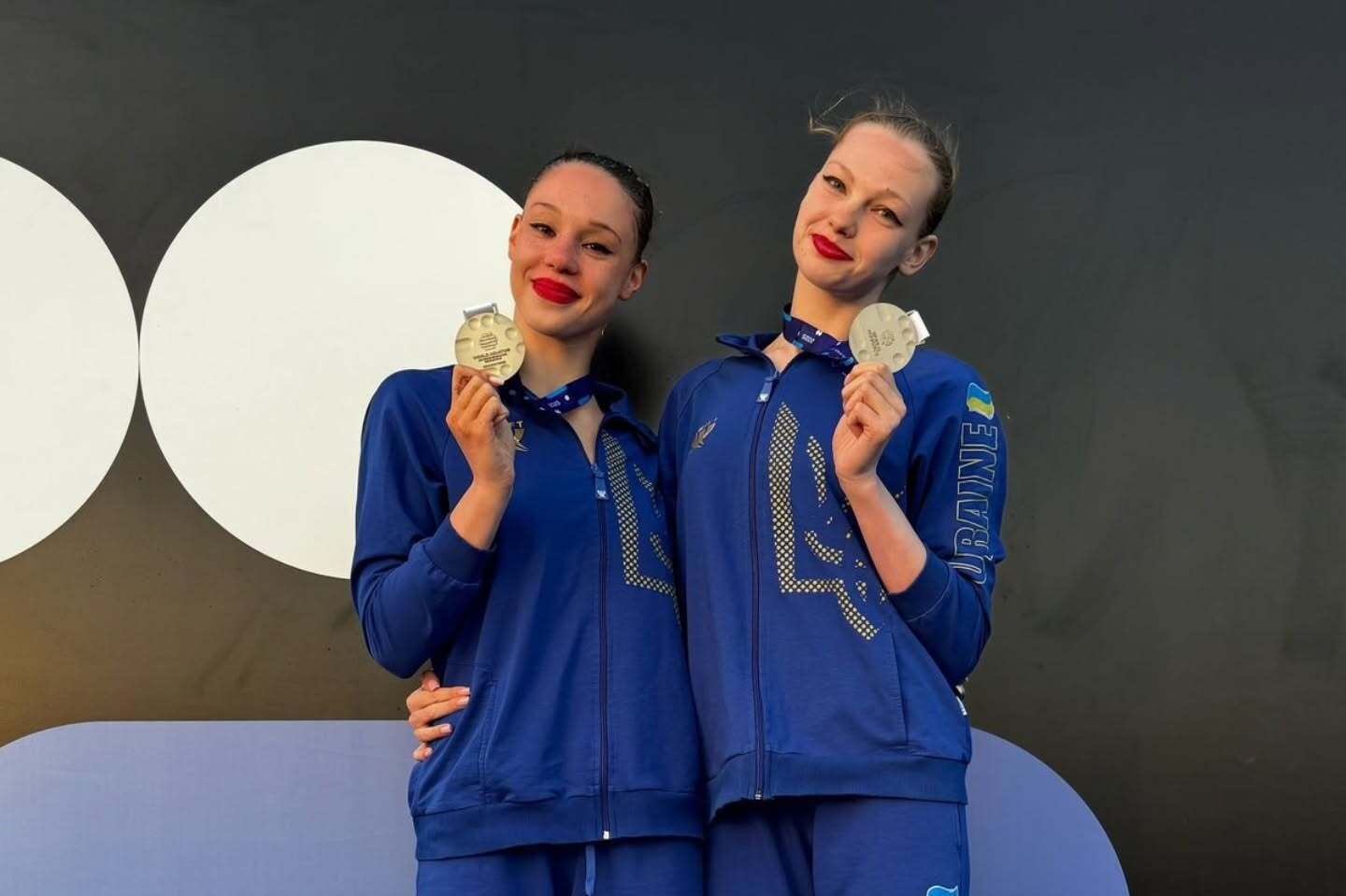 Украинские чемпионки мира отказались становиться рядом с российскими спортсменками и ушли с пьедестала почета на Кубке мира по артистичному плаванию. Видео
