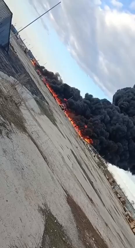 В российском Саратове раздался взрыв на военном аэродроме: вспыхнул пожар. Фото и видео