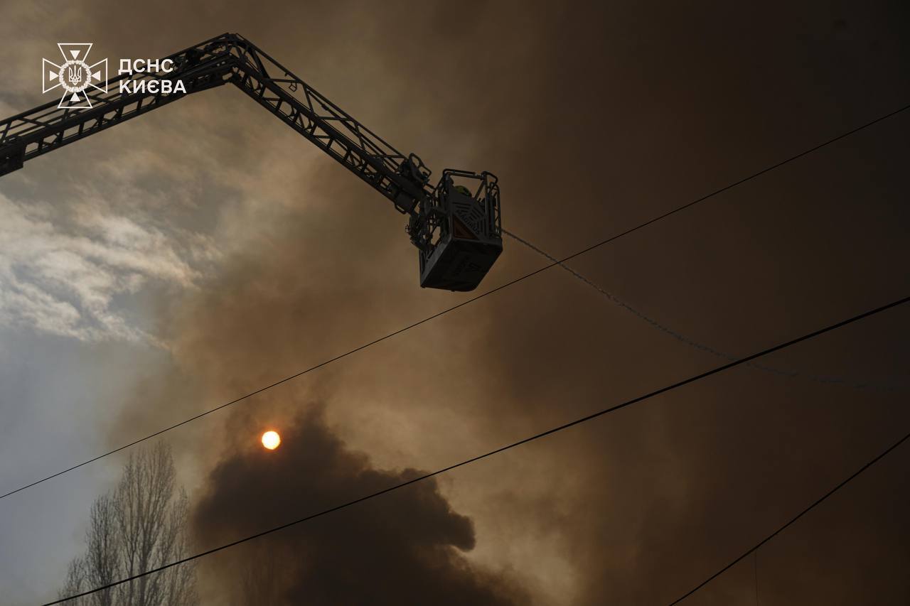 Горіли склади з медикаментами та продуктами харчування: з’явилися деталі наслідків атаки на Київ. Фото та відео