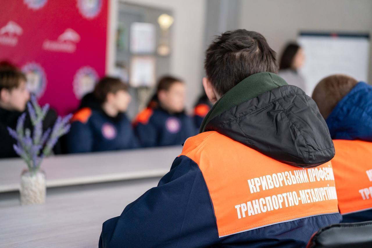 В Кривом Роге 16-летнему Косте Новику, погибшему из-за атаки армии РФ, посмертно выдали удостоверение помощника машиниста