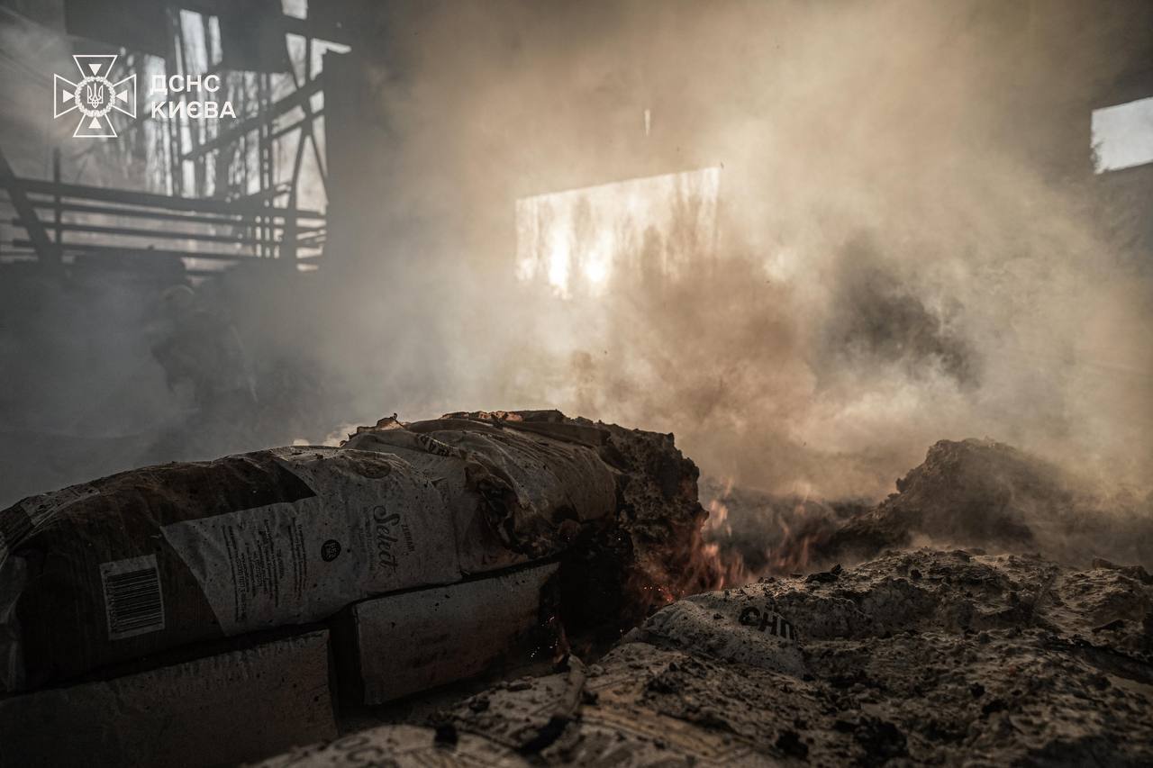 Горіли склади з медикаментами та продуктами харчування: з’явилися деталі наслідків атаки на Київ. Фото та відео