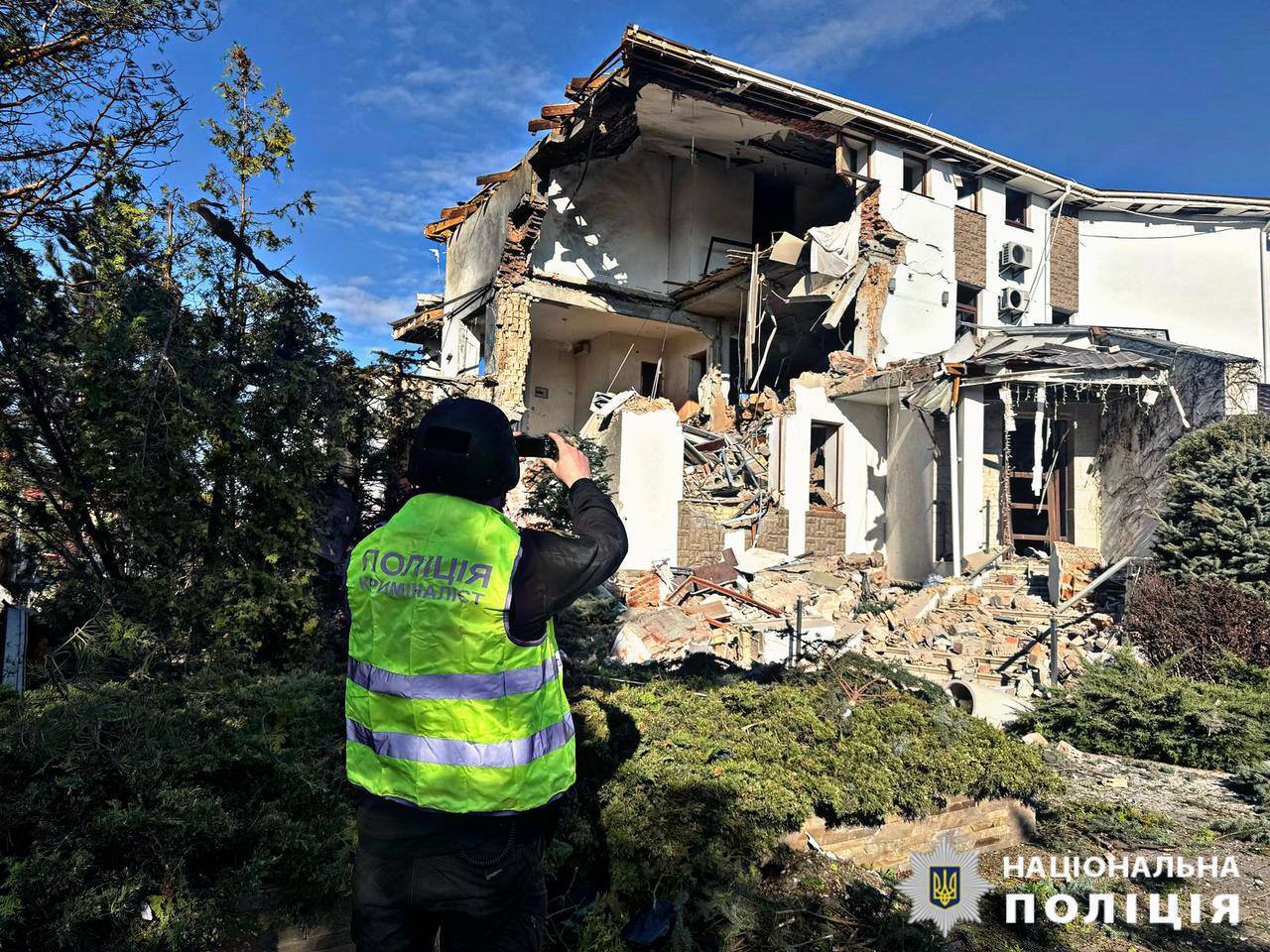 Пошкоджено будинки: у КОВА розповіли про наслідки російської атаки на Київщину. Подробиці та фото