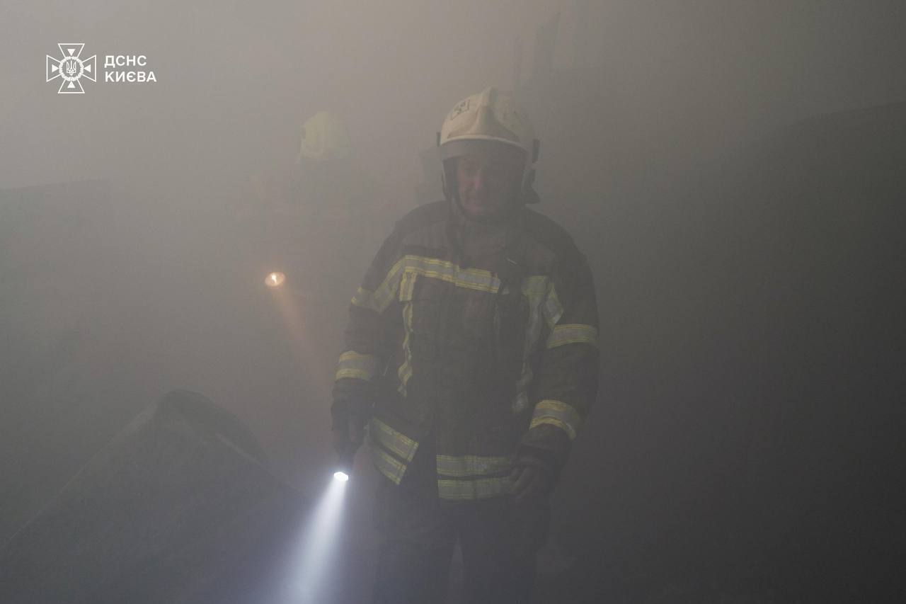 Горіли склади з медикаментами та продуктами харчування: з’явилися деталі наслідків атаки на Київ. Фото та відео