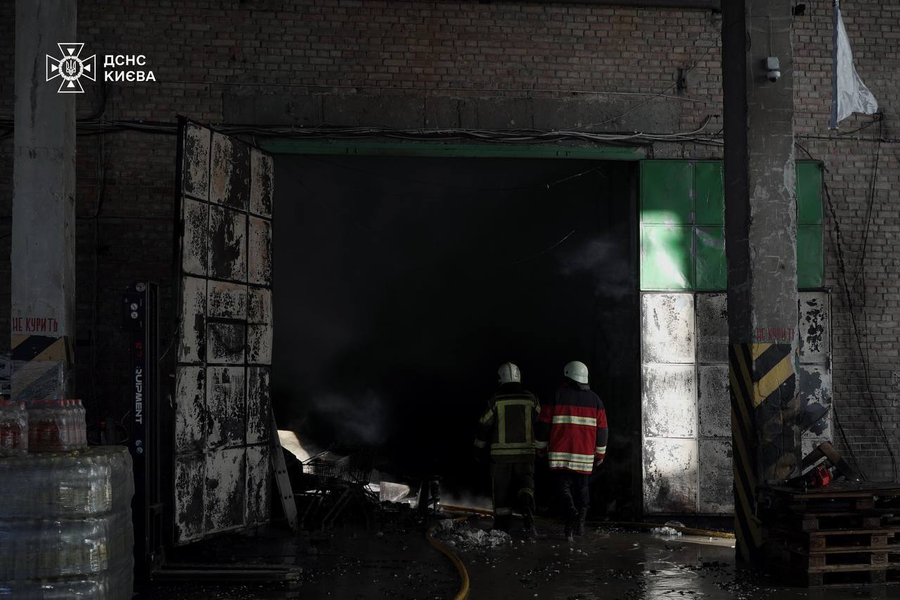 Горіли склади з медикаментами та продуктами харчування: з’явилися деталі наслідків атаки на Київ. Фото та відео