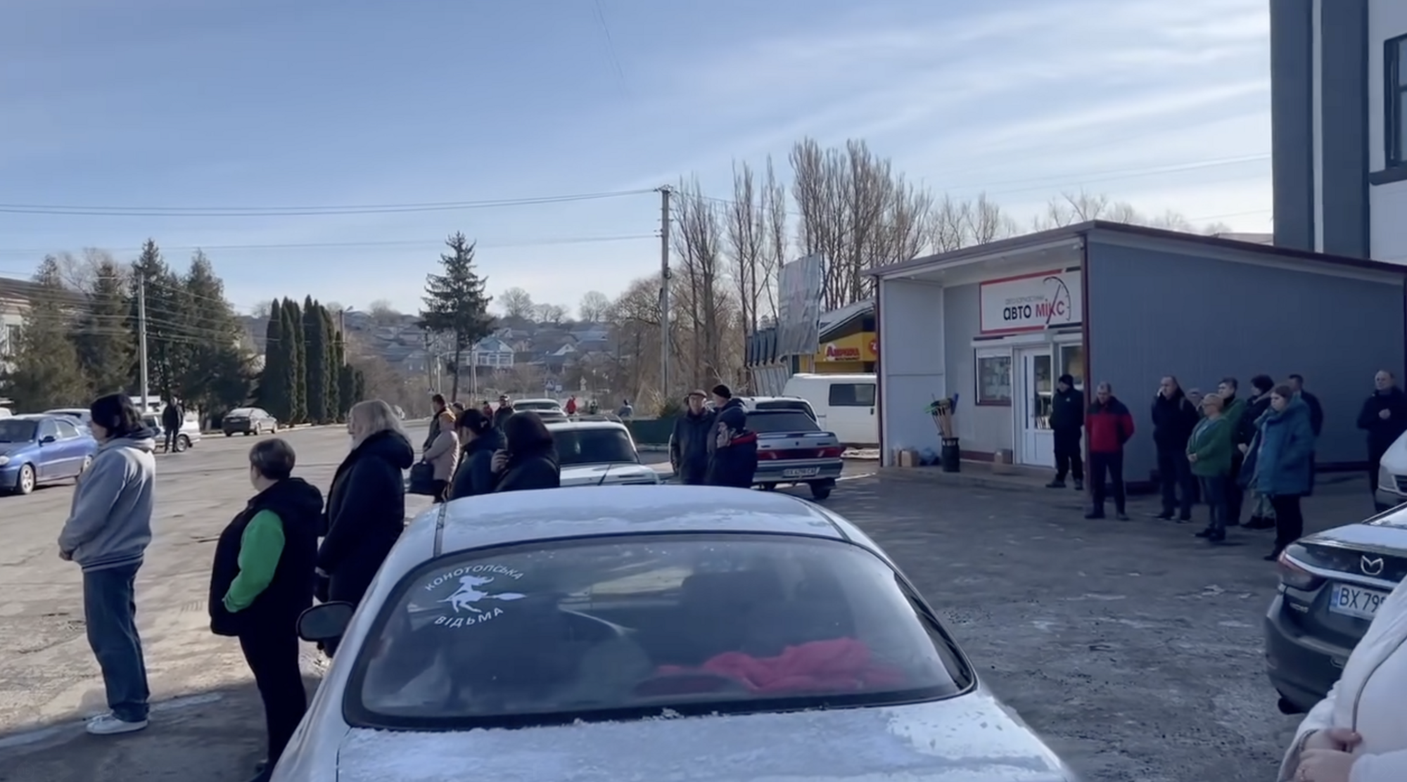 Вечная память погибшим: в поселке на Хмельнитчине люди и автомобили останавливаются на улицах в минуту молчания. Видео