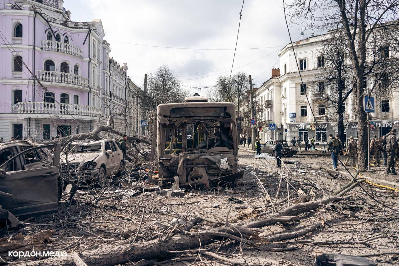Уничтоженный автобус в результате ракетного удара по Сумам