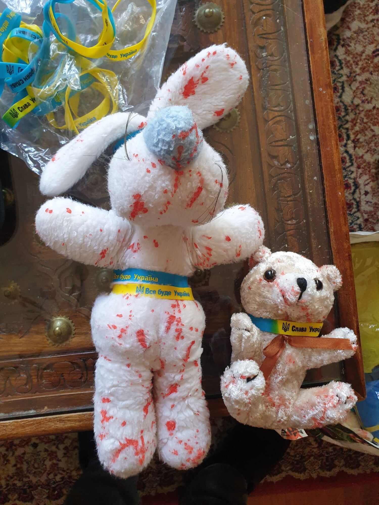 "Солідарні з Україною": у Парижі зірвали презентацію книги російської пропагандистки. Фото