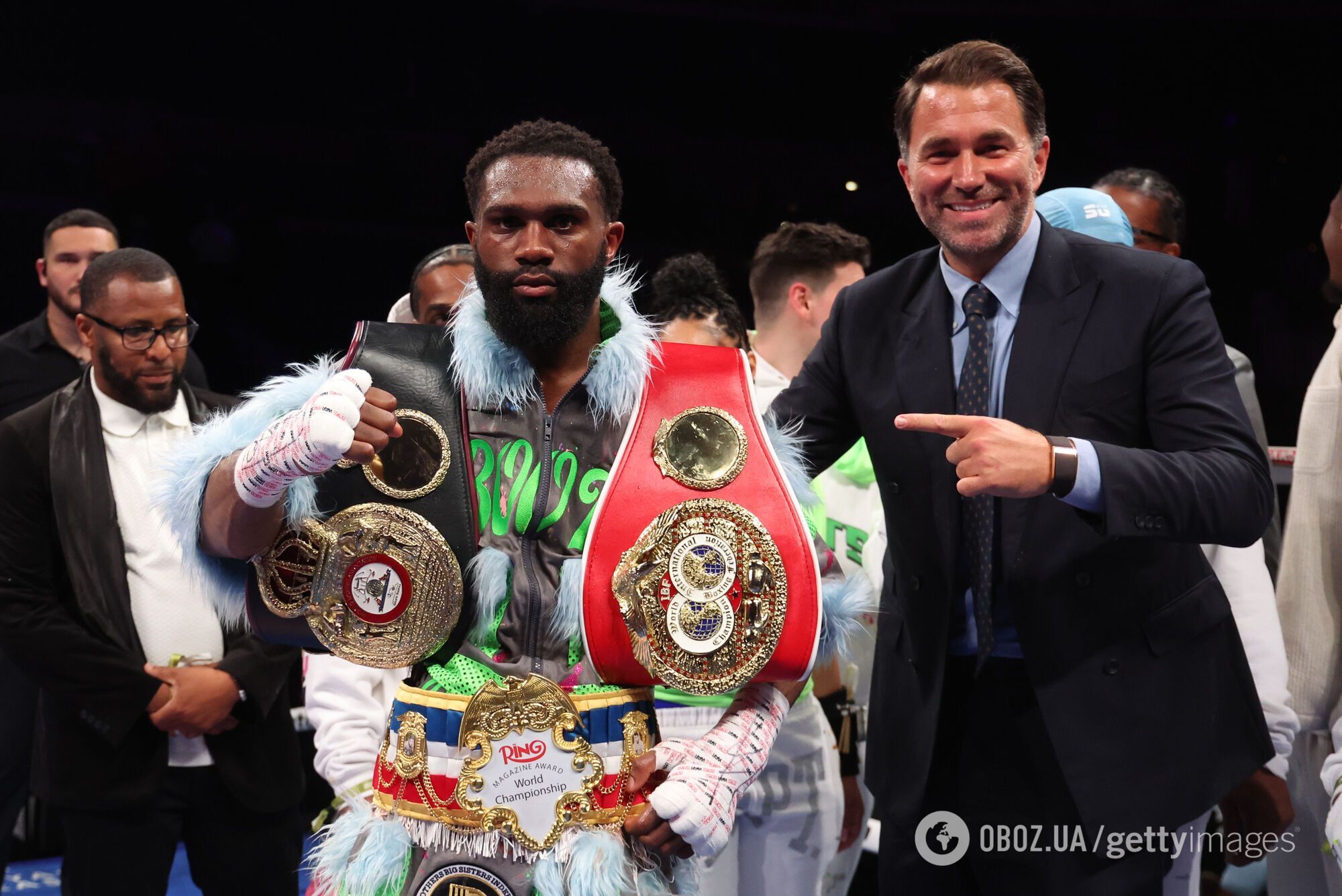 Непобедимый боксер выиграл бой неожиданным нокаутом и объединил чемпионские титулы. Видео