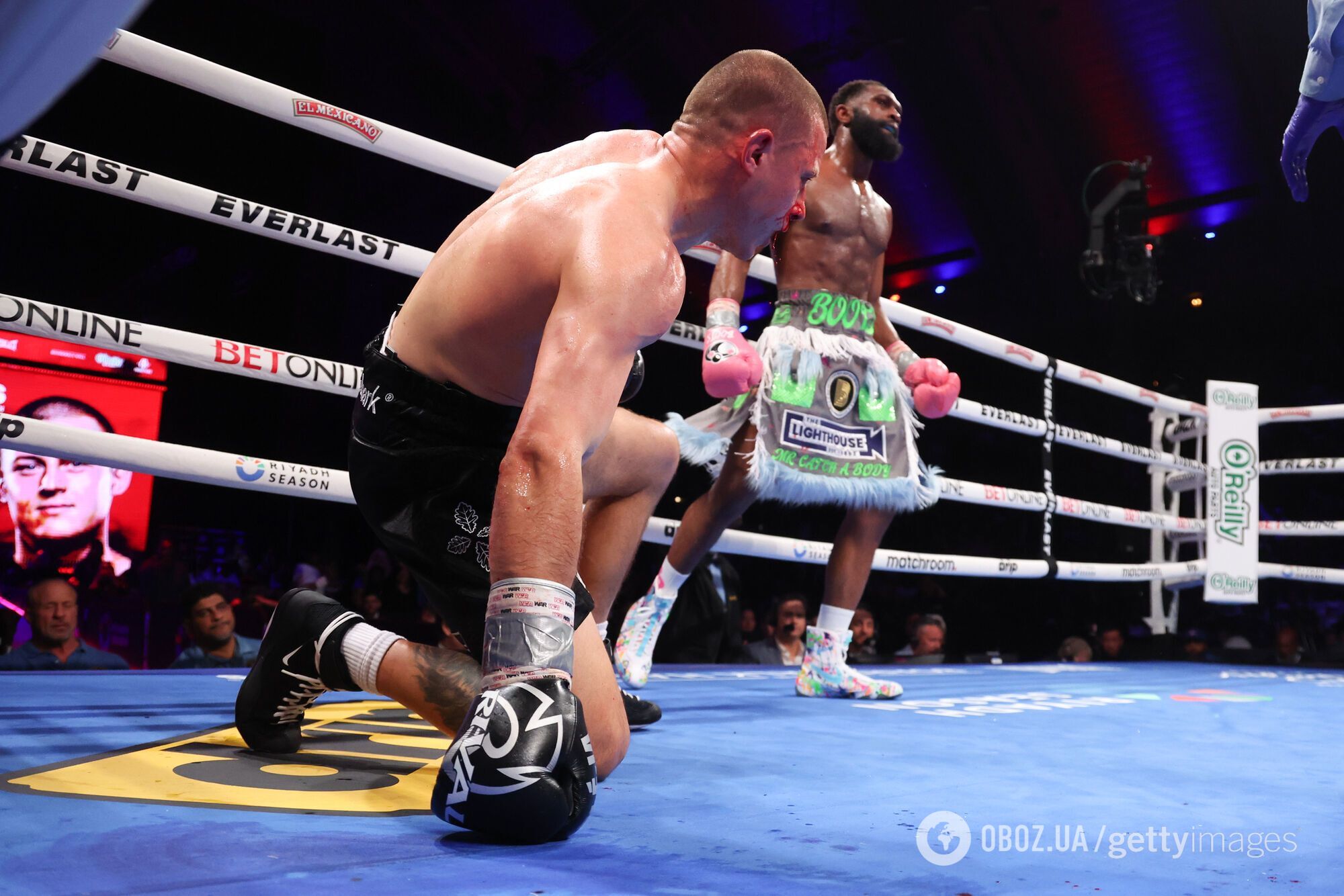 Непобедимый боксер выиграл бой неожиданным нокаутом и объединил чемпионские титулы. Видео