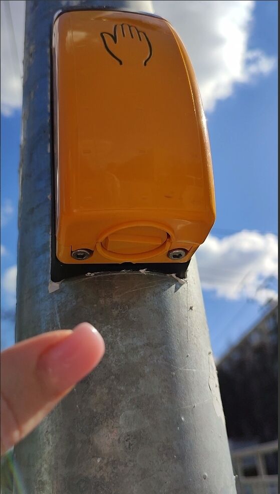 У Києві світлофори отримали спеціальні кнопки для пішоходів із порушенням зору. Подробиці та відео