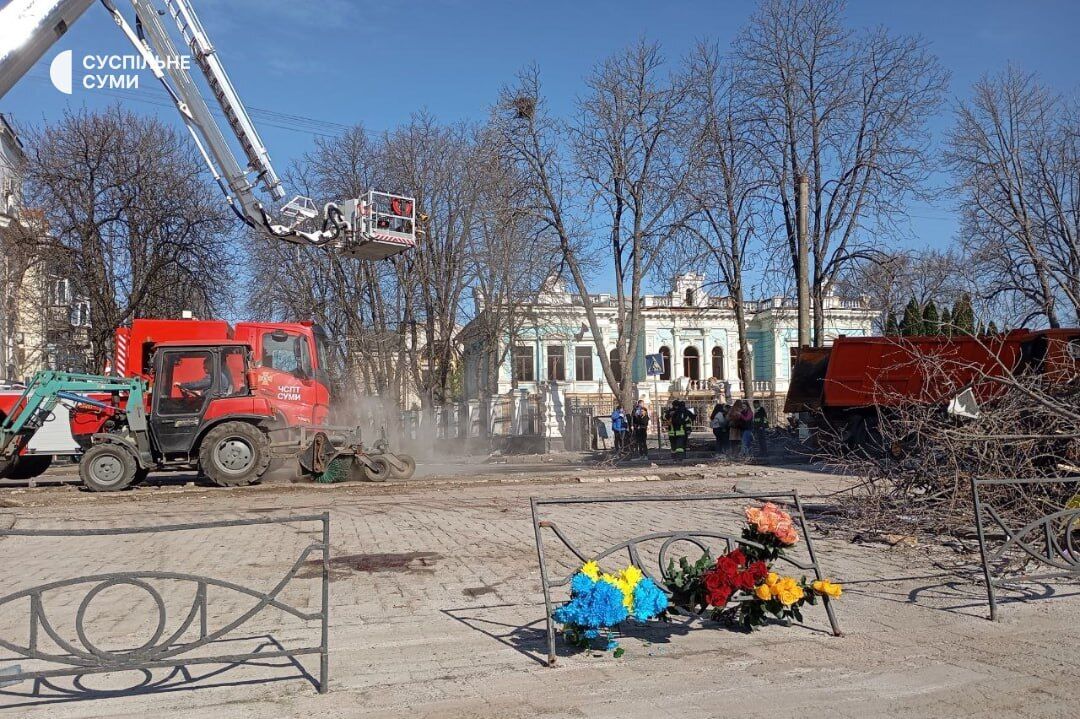 Жителі Сум приносять квіти до місця ракетного удару у пам'ять про загиблих