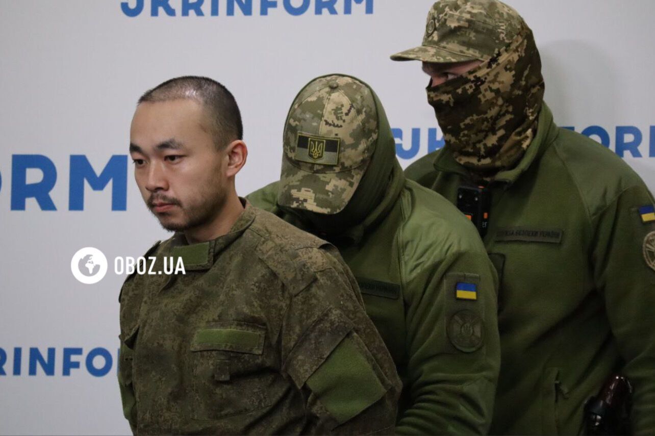 Пленник Чжан Ренбо перед пресс-конференцией.