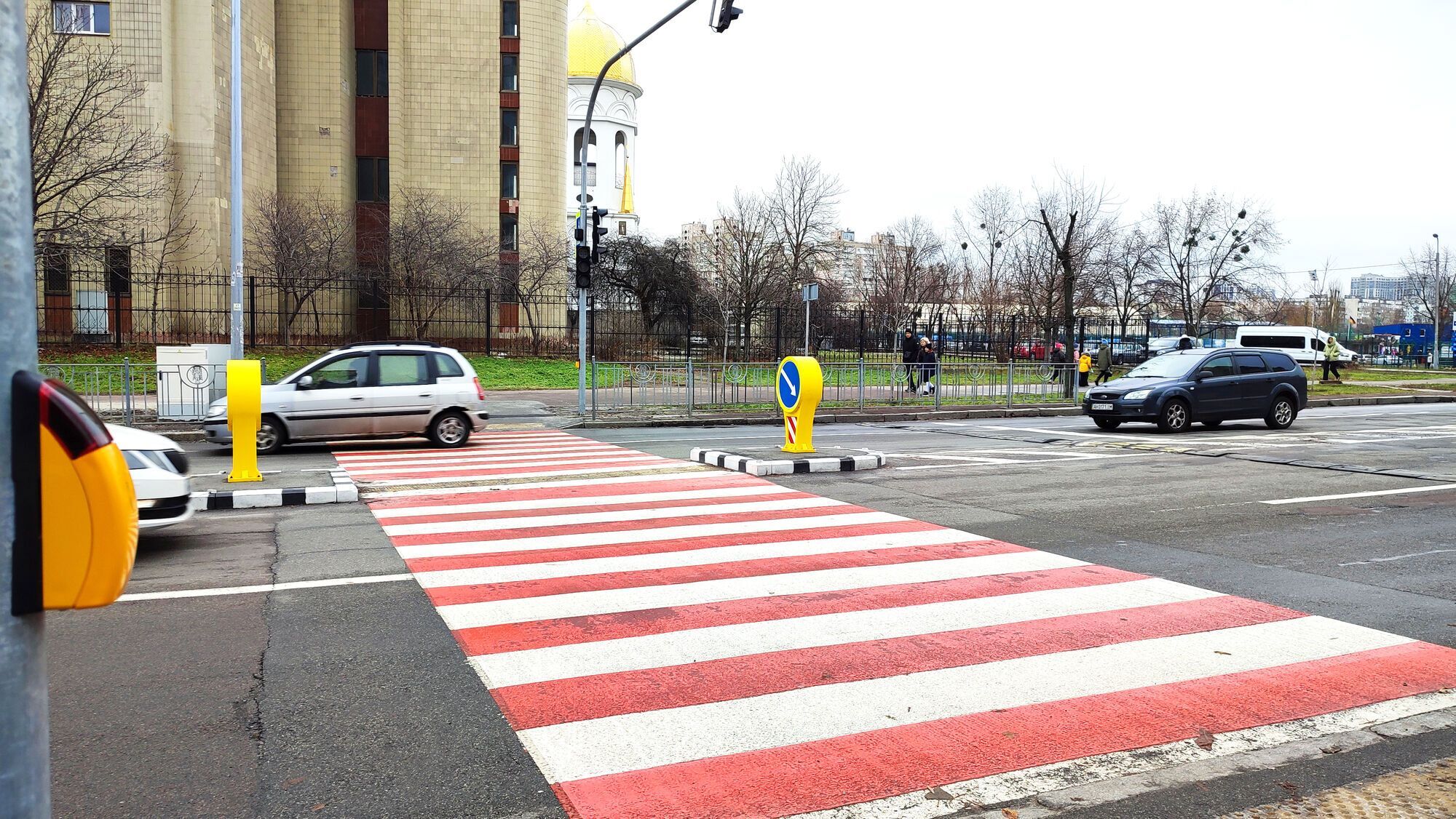 У Києві світлофори отримали спеціальні кнопки для пішоходів із порушенням зору. Подробиці та відео