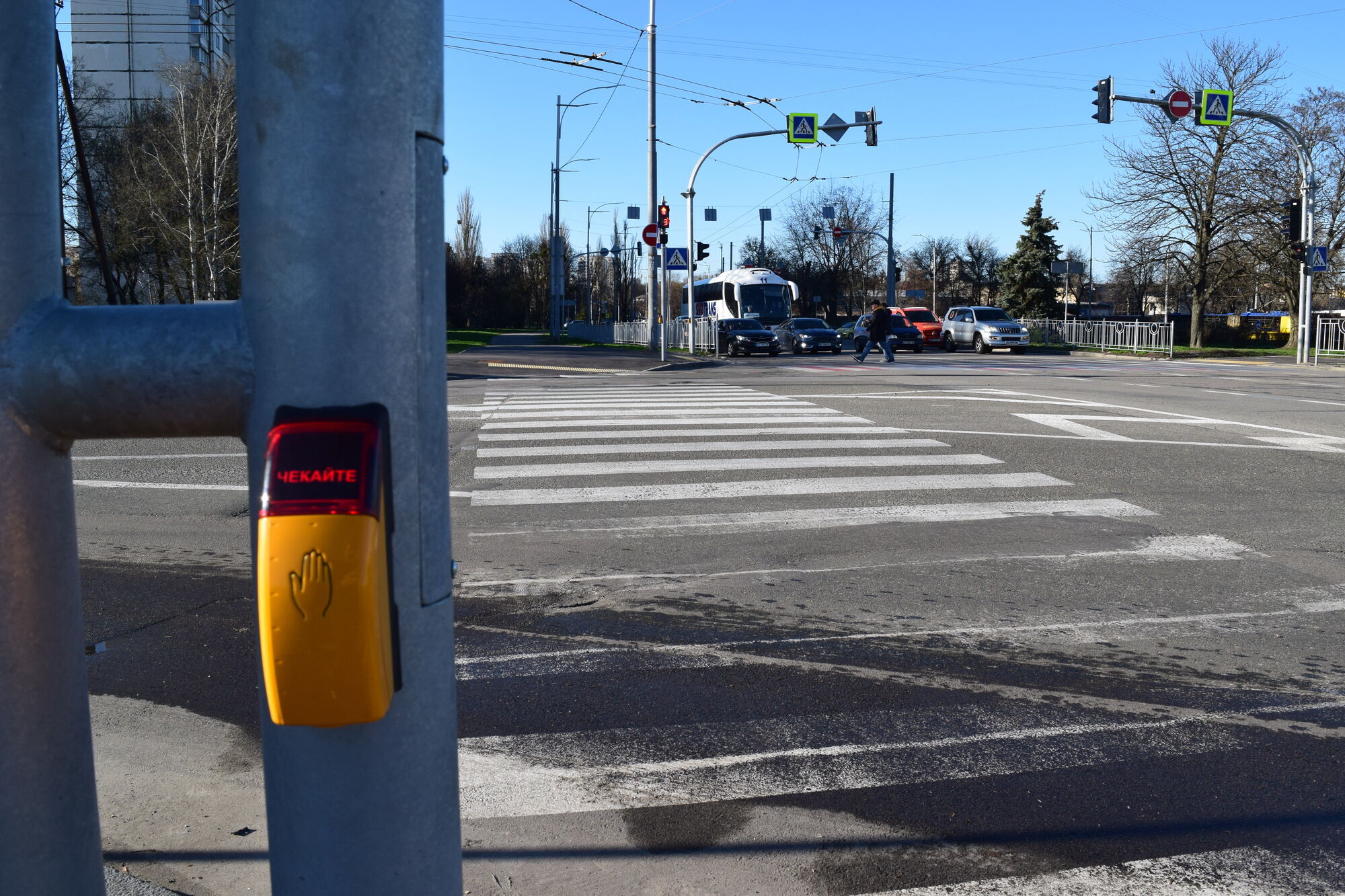 У Києві світлофори отримали спеціальні кнопки для пішоходів із порушенням зору. Подробиці та відео