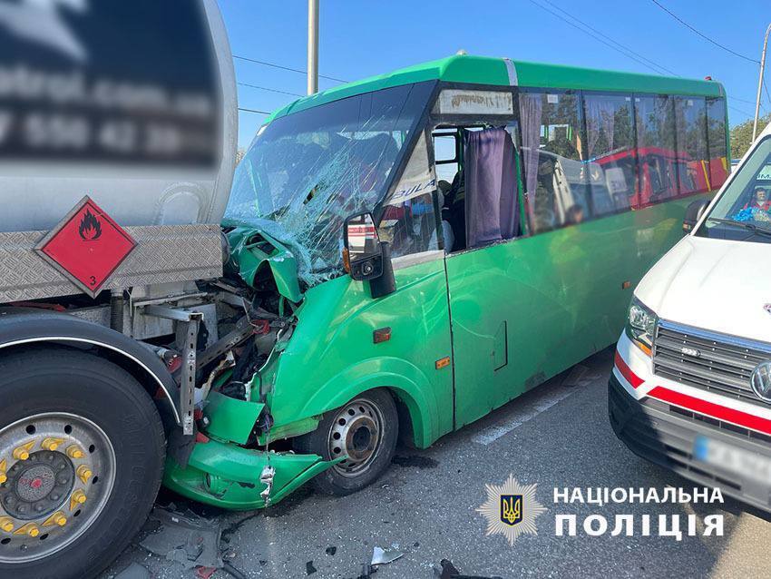 У Києві на Оболоні маршрутка протаранила бензовоз: є постраждалі. Подробиці, фото та відео