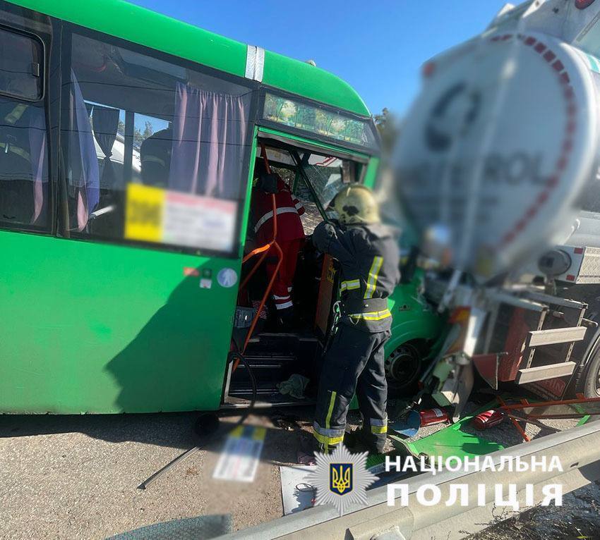 У Києві на Оболоні маршрутка протаранила бензовоз: є постраждалі. Подробиці, фото та відео