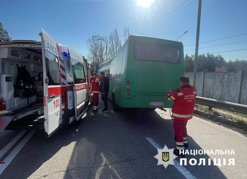 У Києві на Оболоні маршрутка протаранила бензовоз: є постраждалі. Подробиці, фото та відео