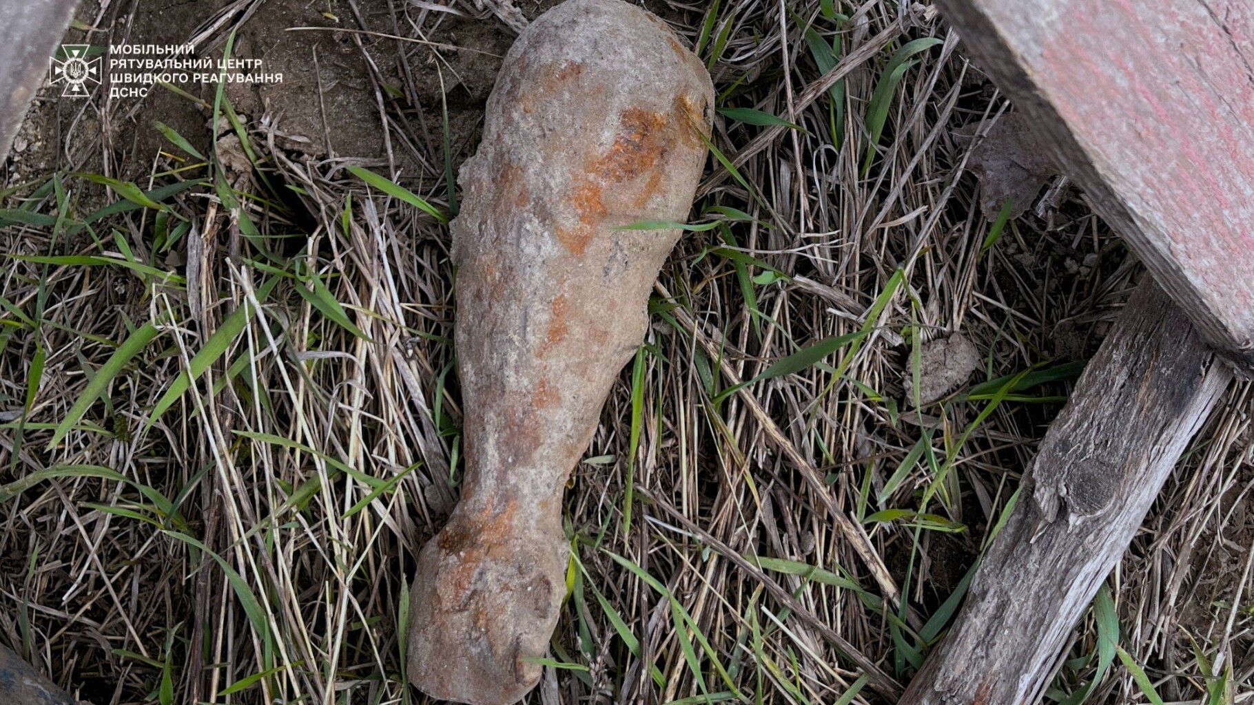 Под Киевом работники во время дорожных работ обнаружили мину. Подробности и фото