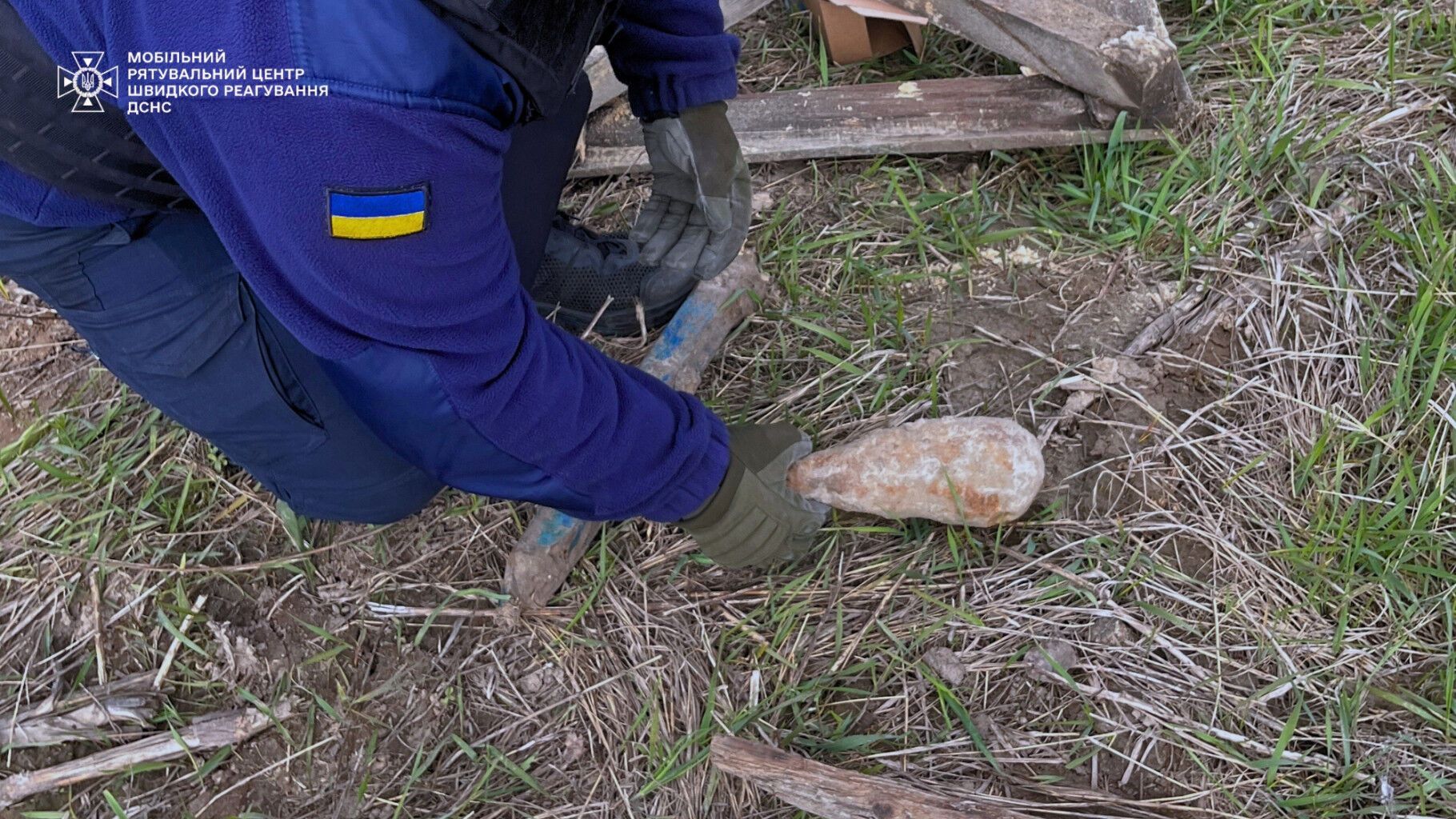 Под Киевом работники во время дорожных работ обнаружили мину. Подробности и фото