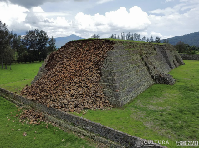 У Мексиці стародавня піраміда розвалилася на шматки: чому це вважають поганою прикметою