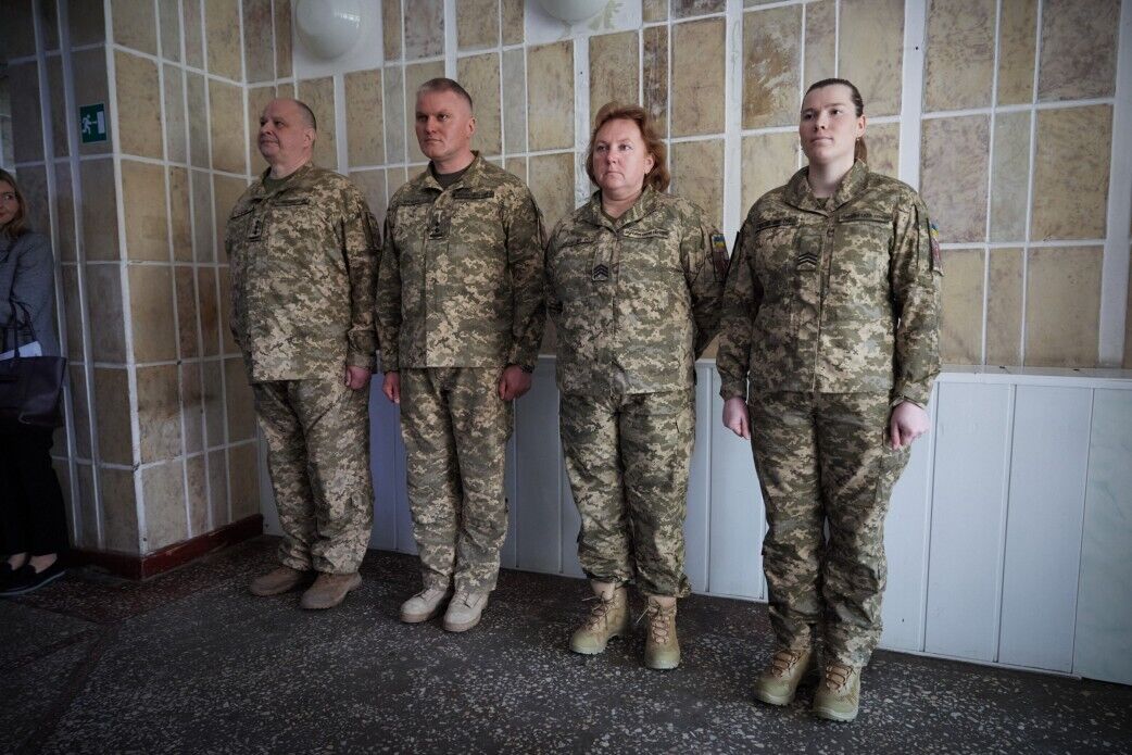 Рютте прибув в Україну і з Зеленським відвідав у шпиталі поранених військових: усі подробиці несподіваного візиту. Фото і відео