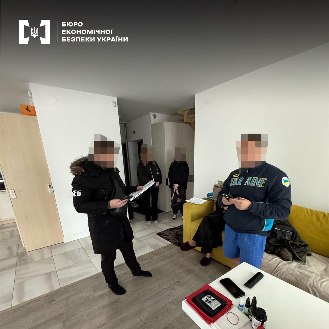 В Киеве мошенники покупали бытовую технику за поддельные доллары