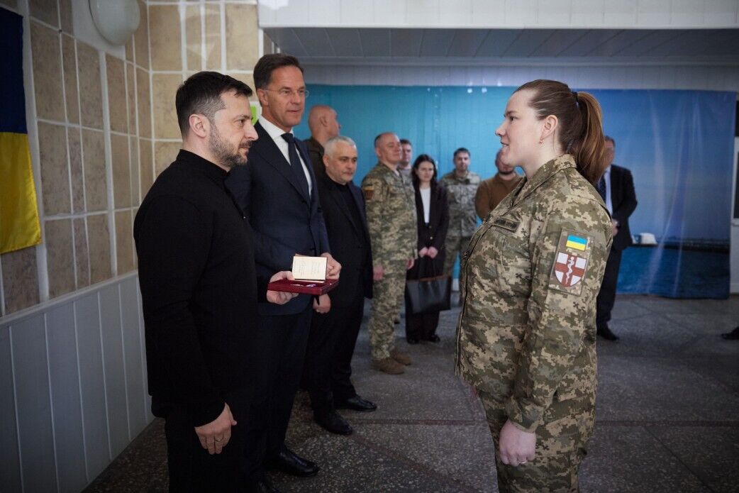 Рютте прибув в Україну і з Зеленським відвідав у шпиталі поранених військових: усі подробиці несподіваного візиту. Фото і відео