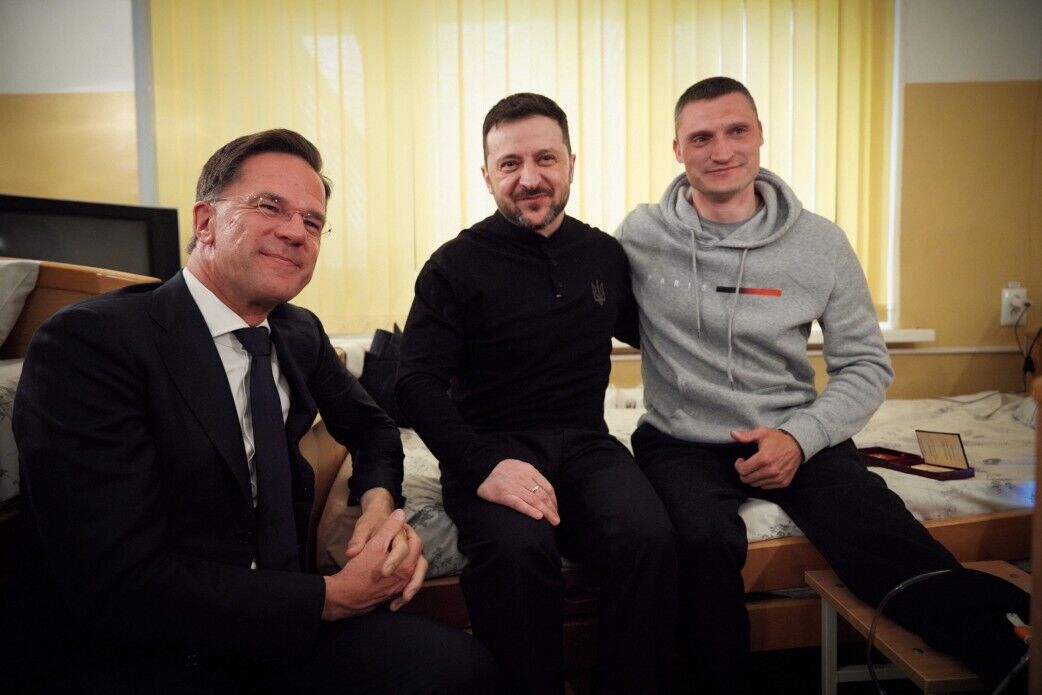 Рютте прибув в Україну і з Зеленським відвідав у шпиталі поранених військових: усі подробиці несподіваного візиту. Фото і відео