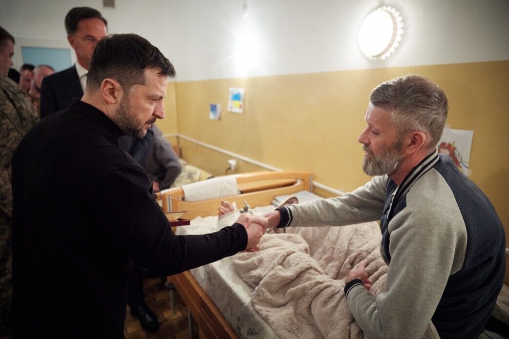 Рютте прибув в Україну і з Зеленським відвідав у шпиталі поранених військових: усі подробиці несподіваного візиту. Фото і відео
