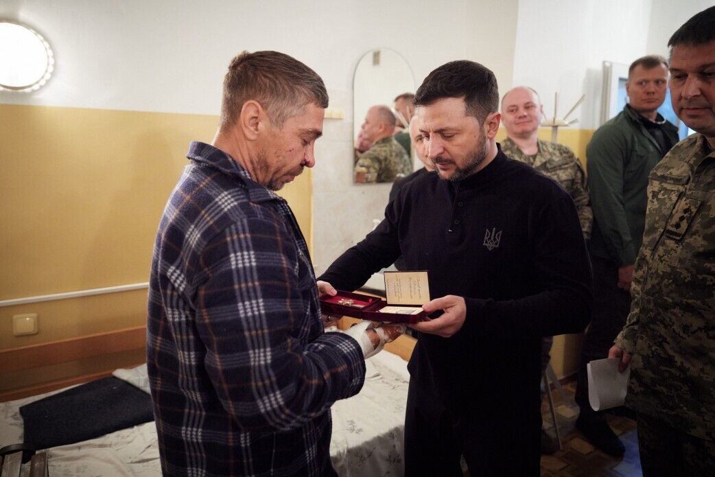 Рютте прибув в Україну і з Зеленським відвідав у шпиталі поранених військових: усі подробиці несподіваного візиту. Фото і відео