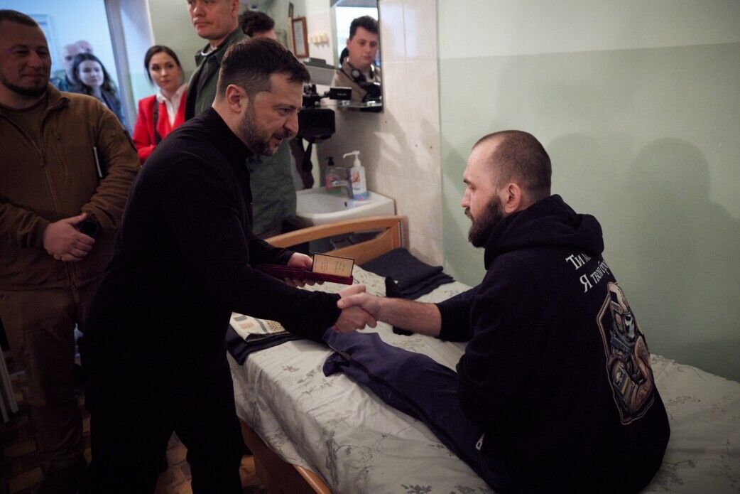 Рютте прибув в Україну і з Зеленським відвідав у шпиталі поранених військових: усі подробиці несподіваного візиту. Фото і відео