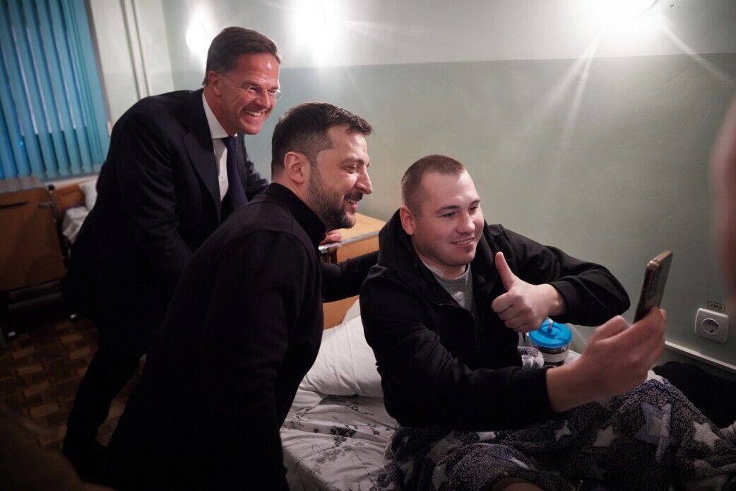 Рютте прибув в Україну і з Зеленським відвідав у шпиталі поранених військових: усі подробиці несподіваного візиту. Фото і відео