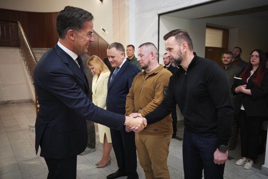 Рютте прибув в Україну і з Зеленським відвідав у шпиталі поранених військових: усі подробиці несподіваного візиту. Фото і відео