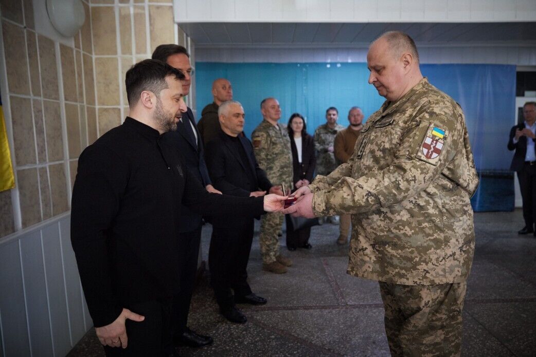 Рютте прибув в Україну і з Зеленським відвідав у шпиталі поранених військових: усі подробиці несподіваного візиту. Фото і відео