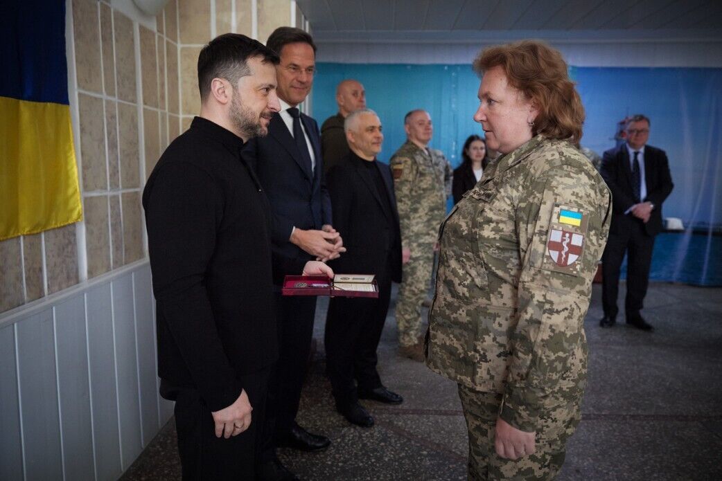 Рютте прибув в Україну і з Зеленським відвідав у шпиталі поранених військових: усі подробиці несподіваного візиту. Фото і відео