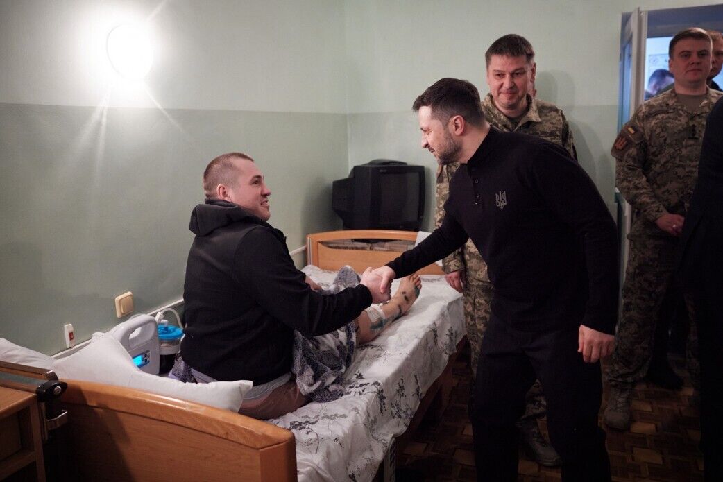 Рютте прибув в Україну і з Зеленським відвідав у шпиталі поранених військових: усі подробиці несподіваного візиту. Фото і відео