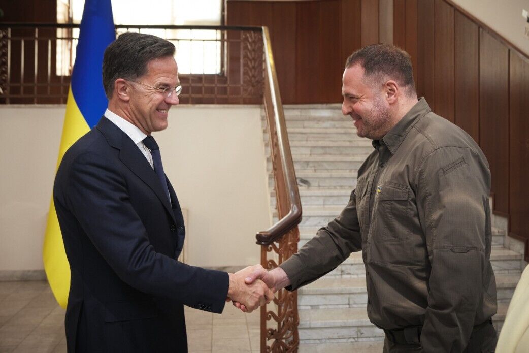 Рютте прибув в Україну і з Зеленським відвідав у шпиталі поранених військових: усі подробиці несподіваного візиту. Фото і відео