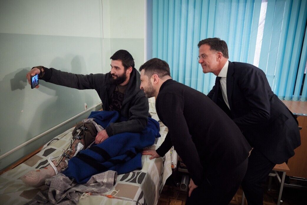 Рютте прибув в Україну і з Зеленським відвідав у шпиталі поранених військових: усі подробиці несподіваного візиту. Фото і відео