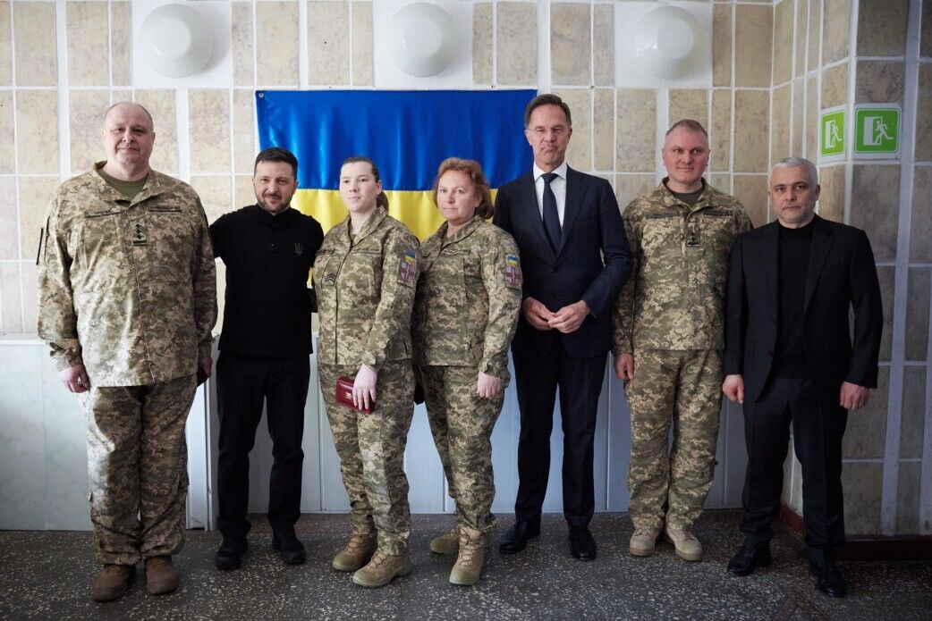 Рютте прибув в Україну і з Зеленським відвідав у шпиталі поранених військових: усі подробиці несподіваного візиту. Фото і відео