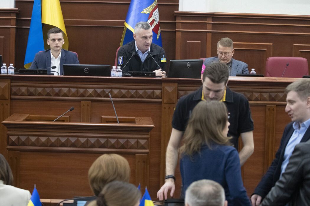 Киевсовет начал работу с минуты молчания по погибшим в результате удара России по Сумам. Фото