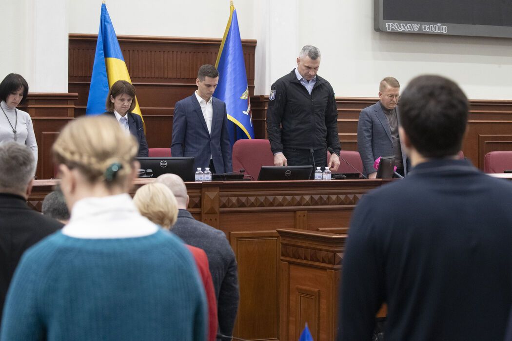 Киевсовет начал работу с минуты молчания по погибшим в результате удара России по Сумам. Фото