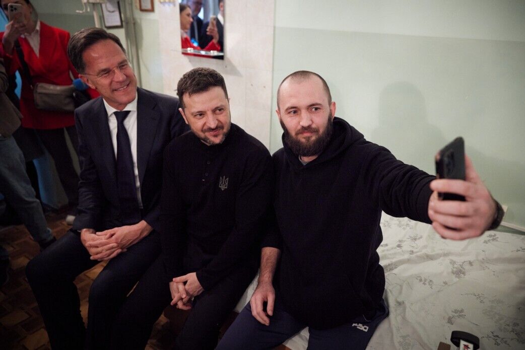 Рютте прибув в Україну і з Зеленським відвідав у шпиталі поранених військових: усі подробиці несподіваного візиту. Фото і відео