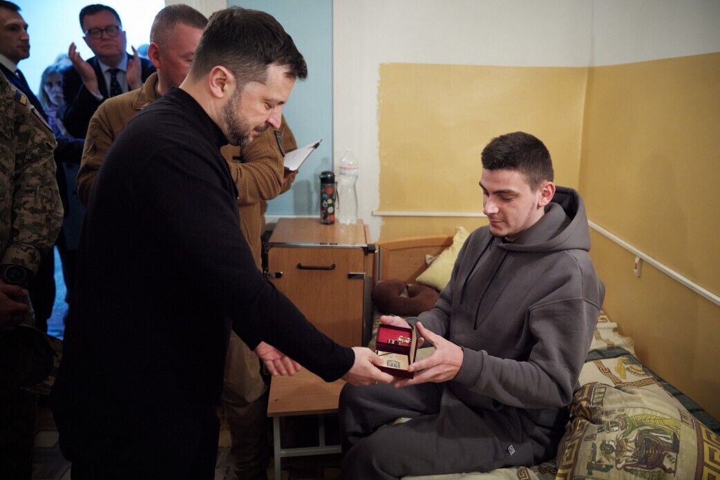 Рютте прибув в Україну і з Зеленським відвідав у шпиталі поранених військових: усі подробиці несподіваного візиту. Фото і відео