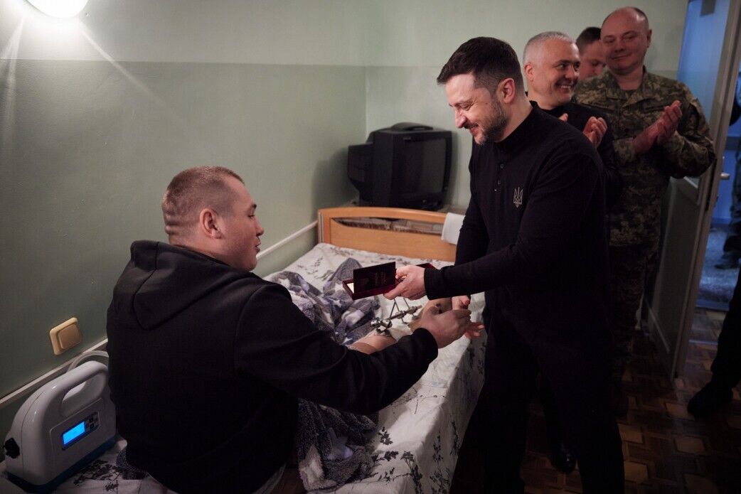 Рютте прибув в Україну і з Зеленським відвідав у шпиталі поранених військових: усі подробиці несподіваного візиту. Фото і відео