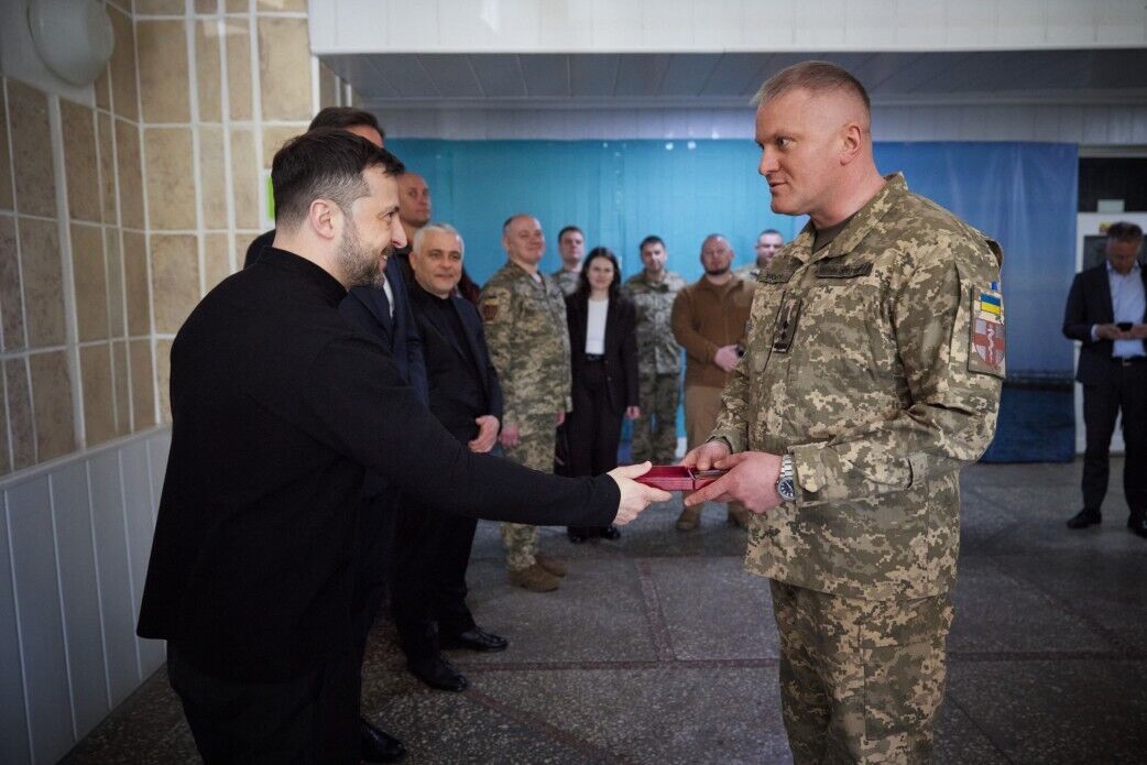 Рютте прибув в Україну і з Зеленським відвідав у шпиталі поранених військових: усі подробиці несподіваного візиту. Фото і відео