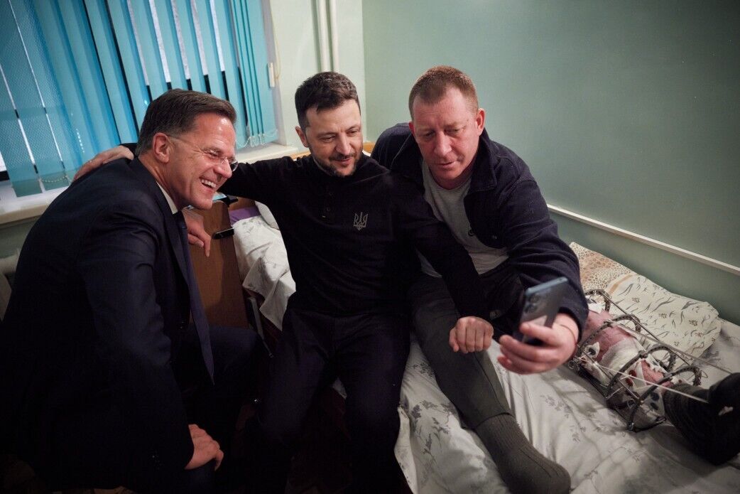 Рютте прибув в Україну і з Зеленським відвідав у шпиталі поранених військових: усі подробиці несподіваного візиту. Фото і відео